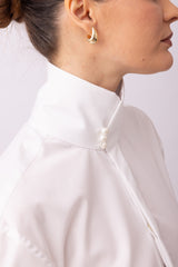 Camicia coreana bianca dettaglio colletto alla coreana