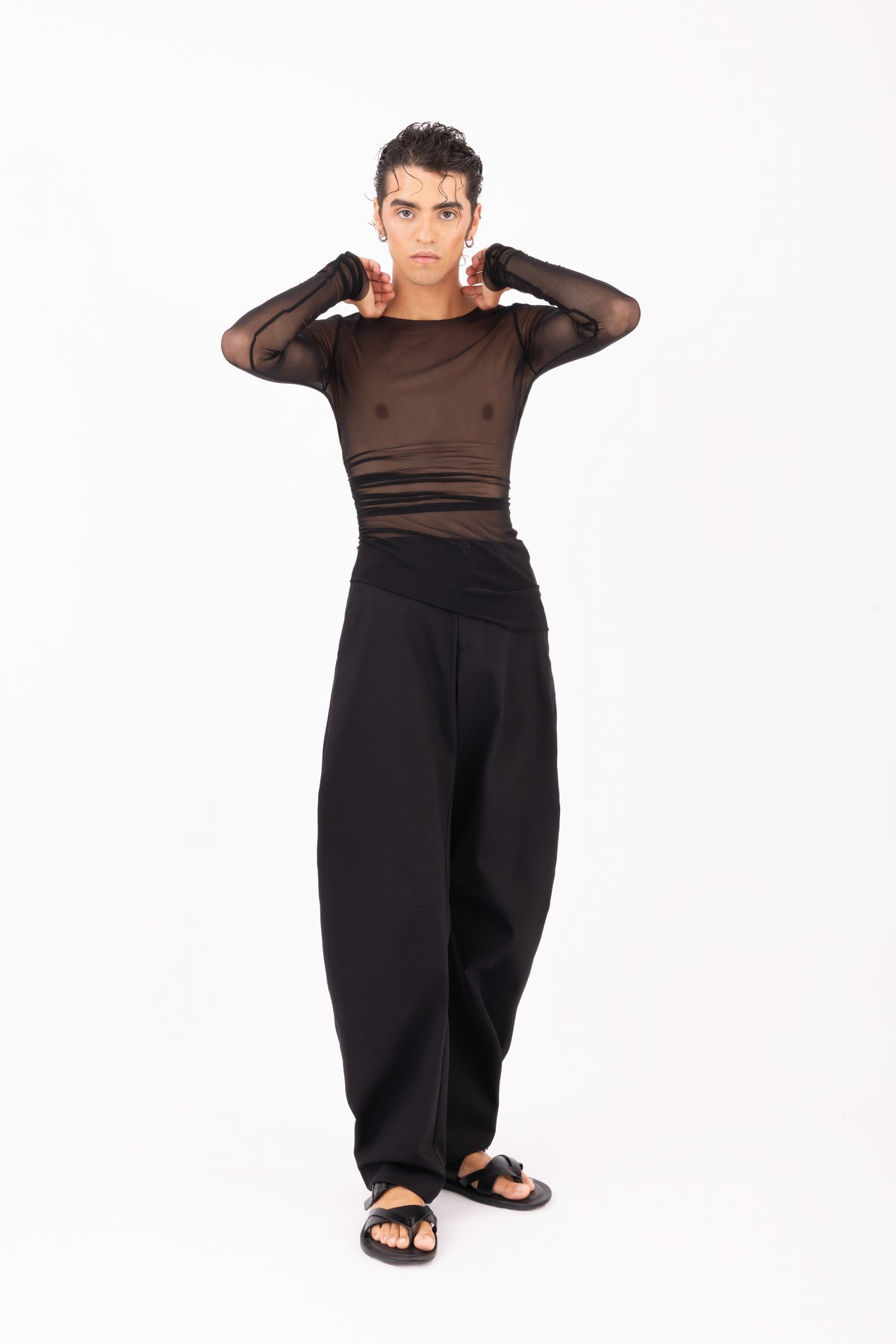 Pantalone curvo nero dettaglio taglio curvo distintivo