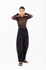 Pantalone curvo nero dettaglio taglio curvo distintivo