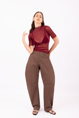 Pantalone curvo marrone dettaglio taglio curvo distintivo