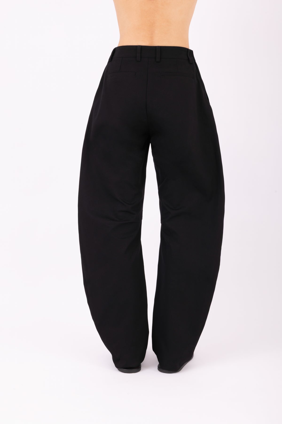 Pantalone curvo nero vestibilità regolare design contemporaneo