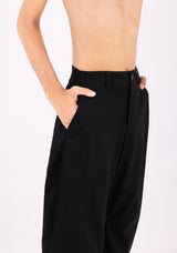 Pantalone curvo nero styling look completo