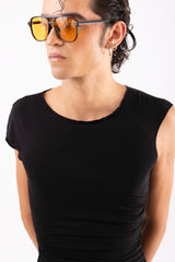 Top asimmetrico nero dettaglio taglio asimmetrico design contemporaneo