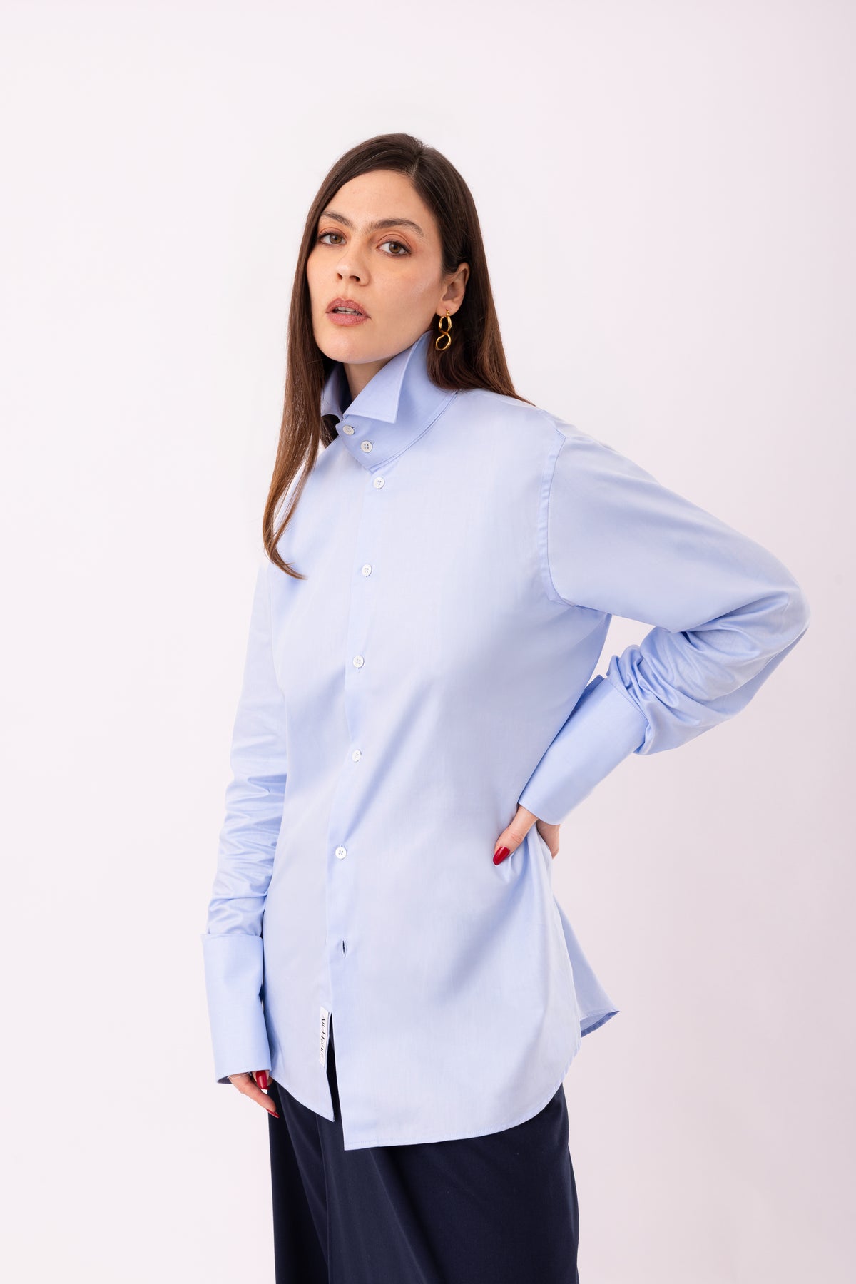 Camicia diplomatica azzurra dettaglio colletto diplomatico elegante