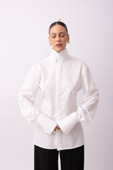 Camicia coreana bianca dettaglio colletto alla coreana