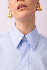 Camicia classica azzurra dettaglio colletto bottoni madreperla