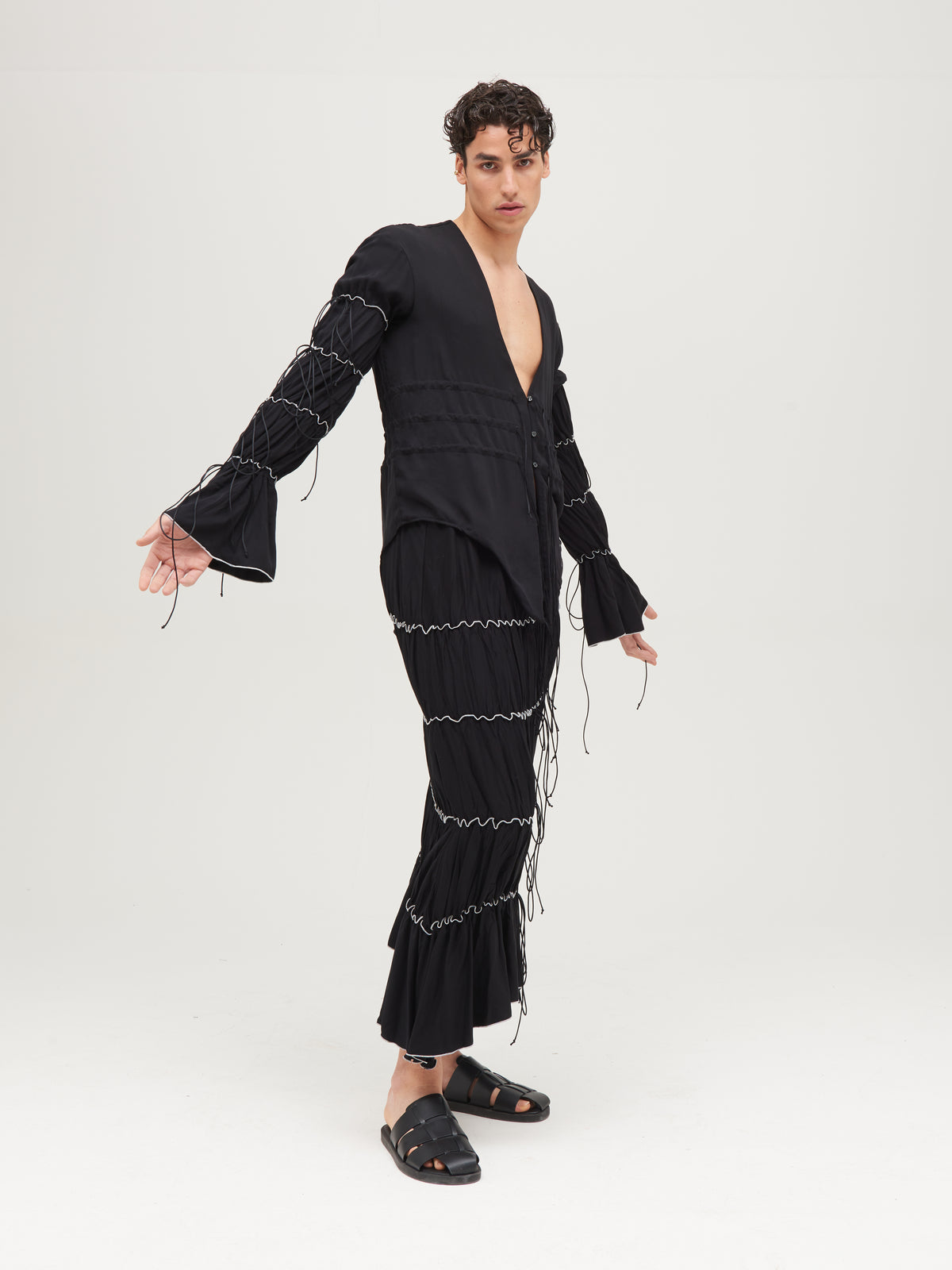  Blusa stringata nera vestibilità personalizzabile design contemporaneo