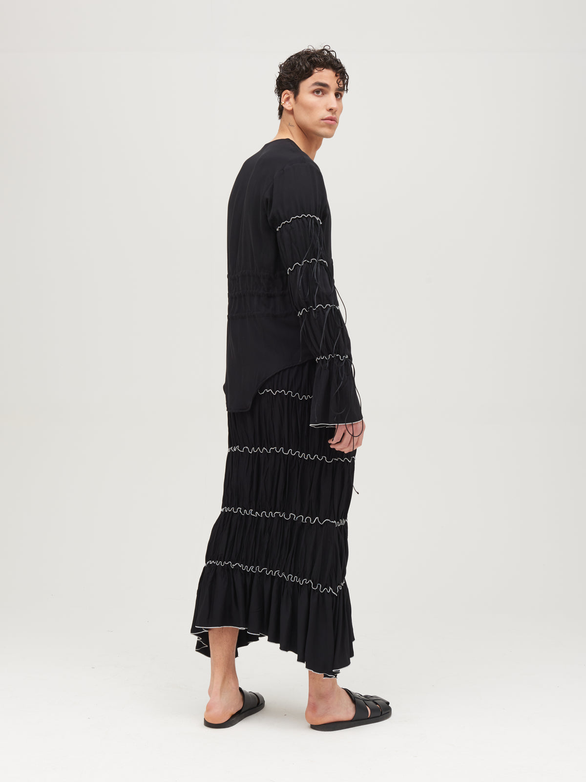  Blusa stringata nera dettaglio stringhe regolabili
