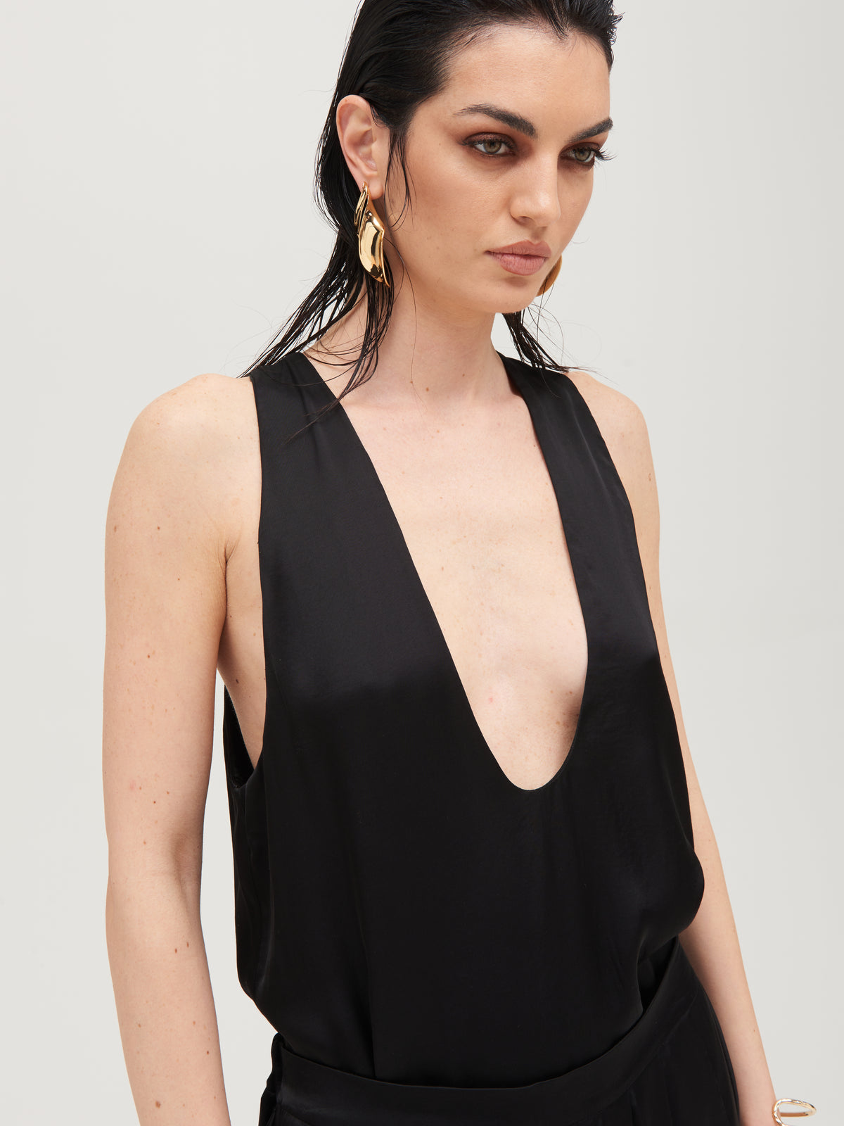Canotta satin black vestibilità regolare design contemporaneo


