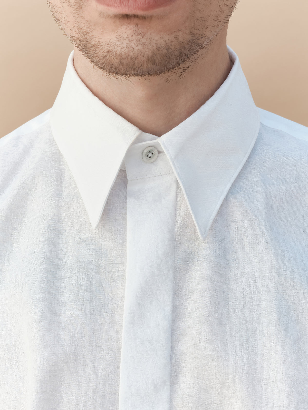 Camicia damascata bianca colletto classico elegante
