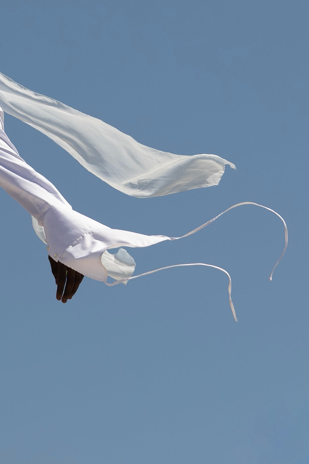 Polsino e nastri di una camicia All Hours nel cielo