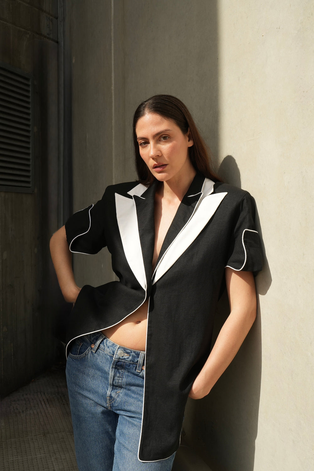Look All Hours con denim e camicia nera dai profili bianchi
