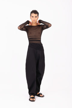 SCHWARZE HOSE MIT GESCHWUNGENEM BEIN