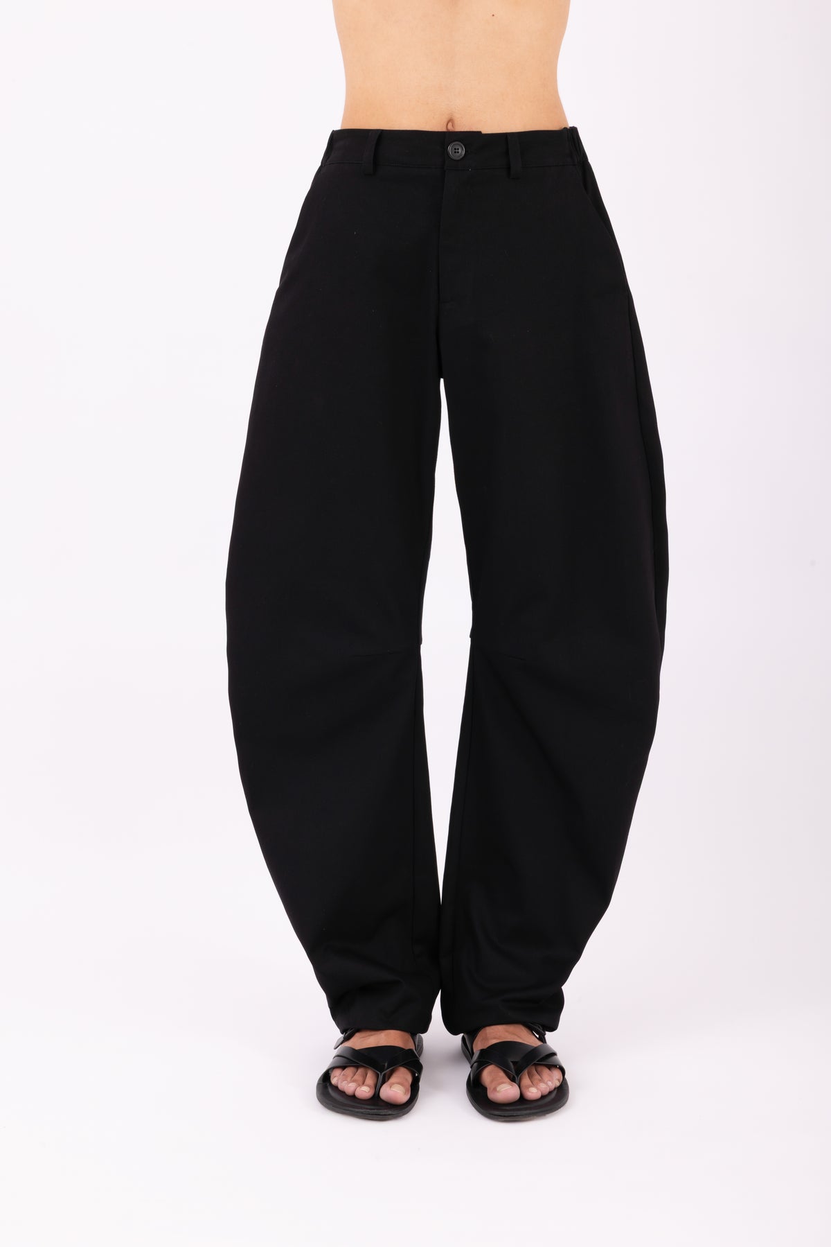Pantalone curvo nero genderless made in Puglia All Hours
