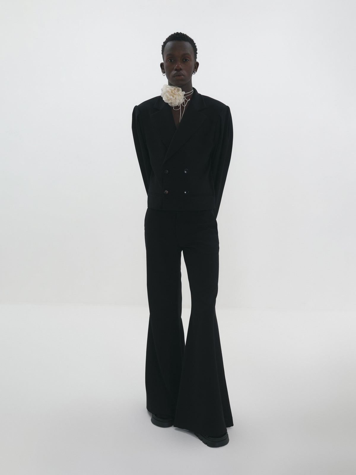 Pantalone flared nero dettaglio gamba svasata design contemporaneo