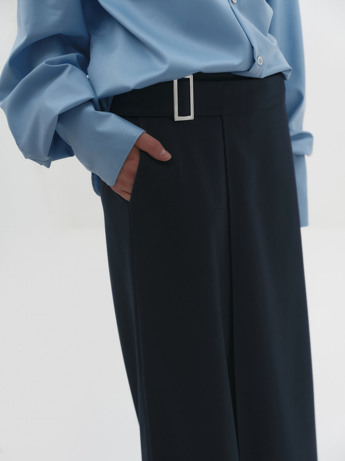 Pantalone con pannello blu dettaglio inserto laterale design contemporaneo
